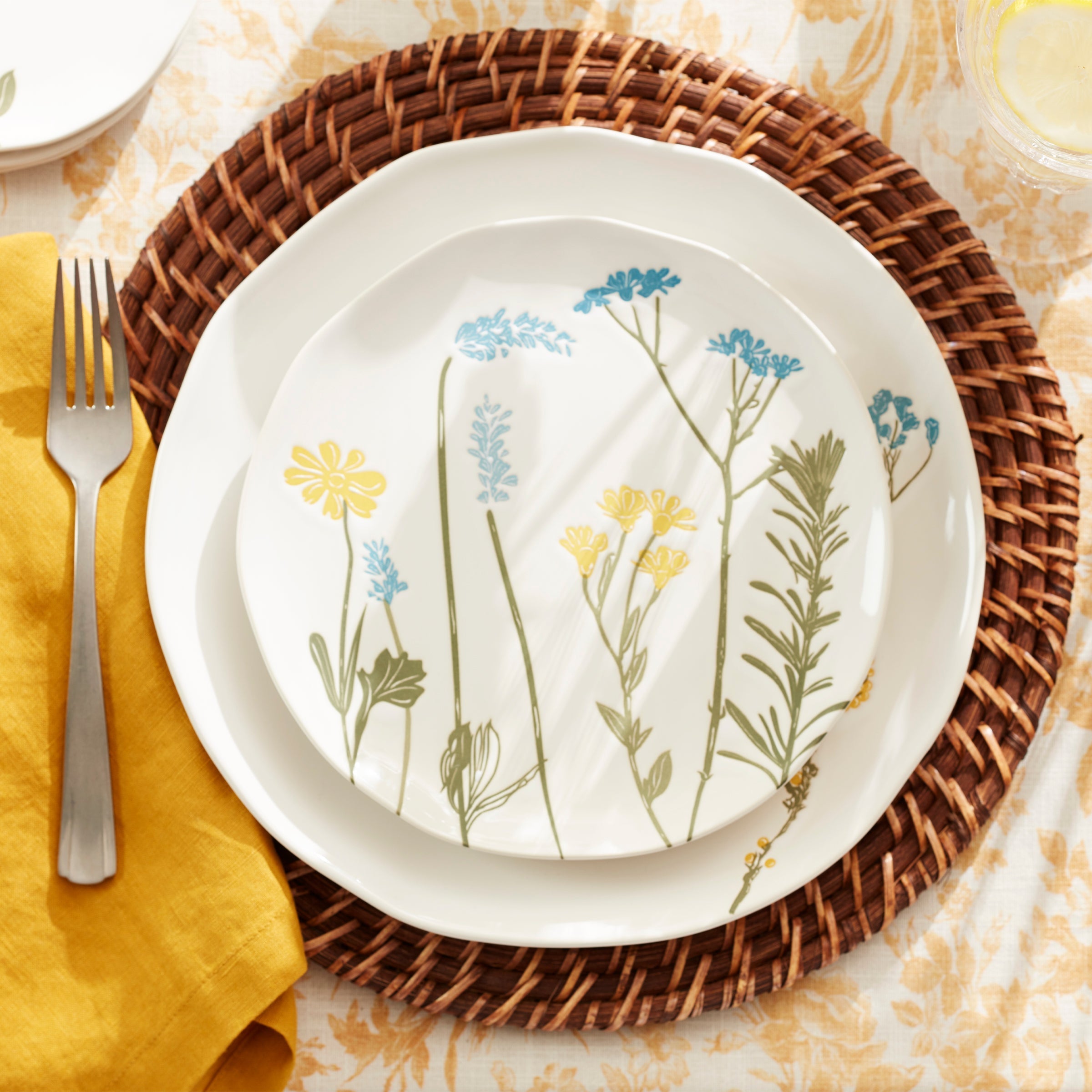 Lenox Premium Wildflowers 16-Piece Dinnerware Set - Image 3