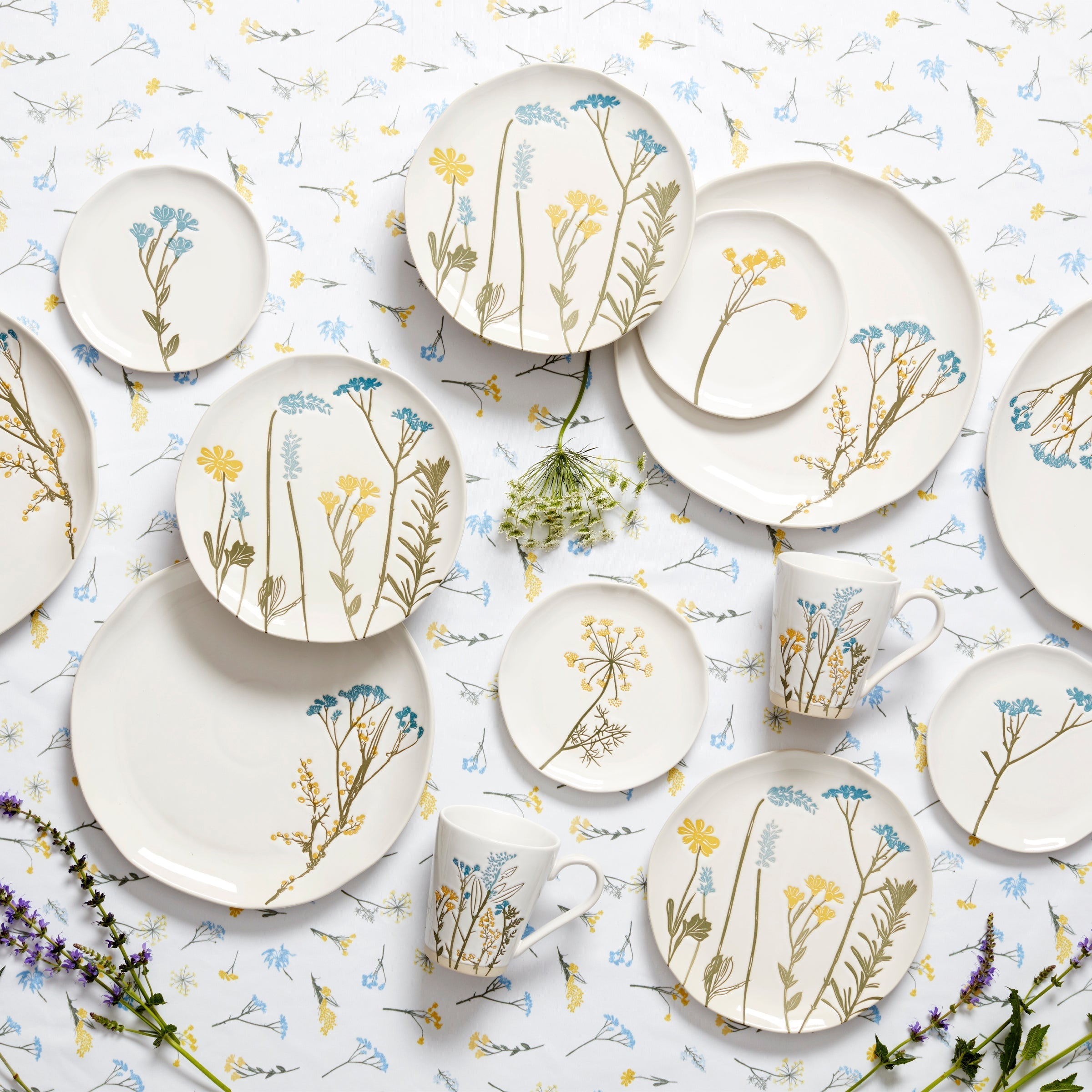 Lenox Premium Wildflowers 16-Piece Dinnerware Set - Image 2
